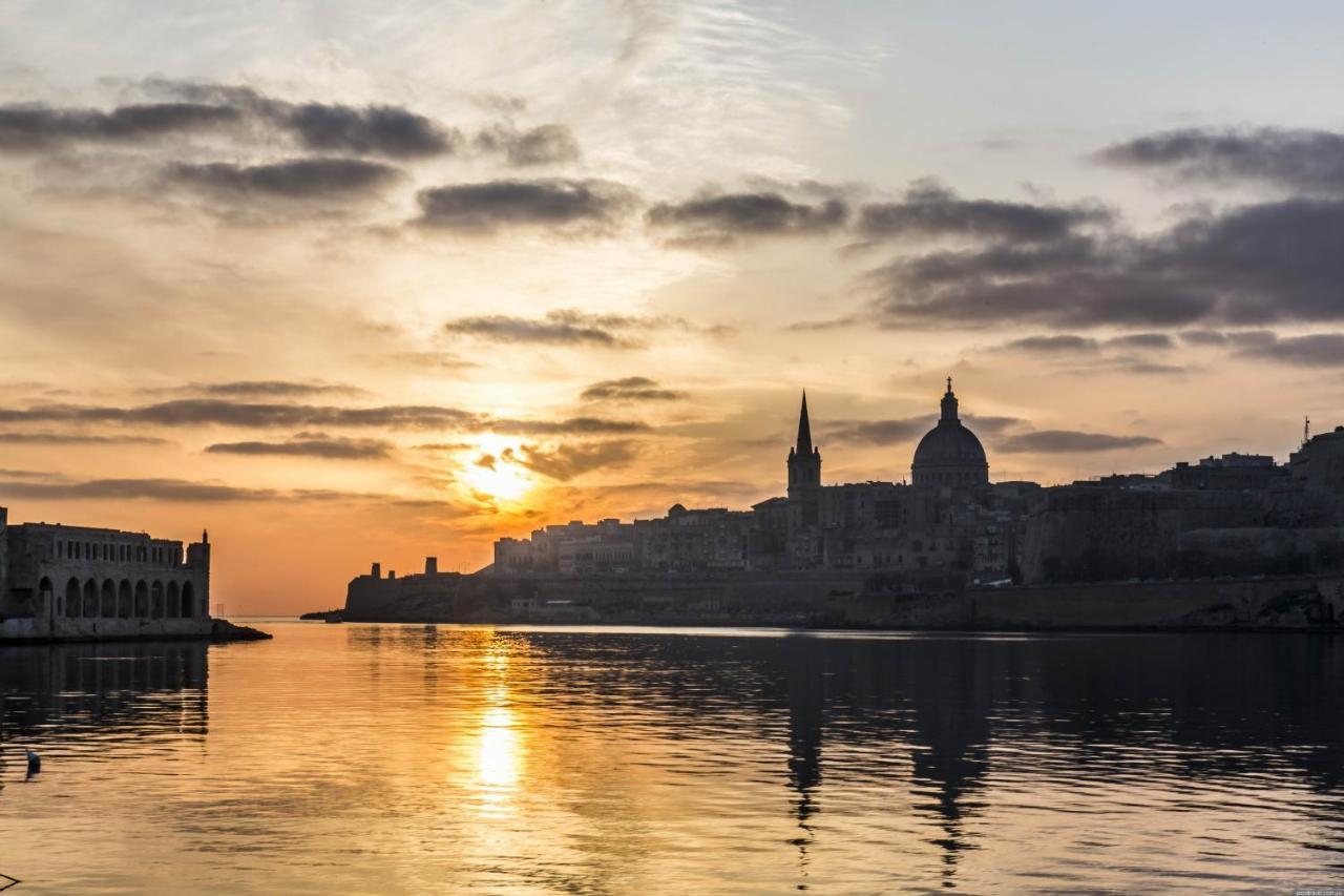 Ferienwohnung Unbeatable Location Valletta And Harbour Views Sliema Exterior foto